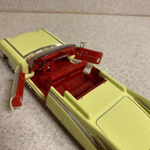 Collectible Diecast 1959 Cadillac Eldorado Biarritz Covertible - Picture 6 of 6